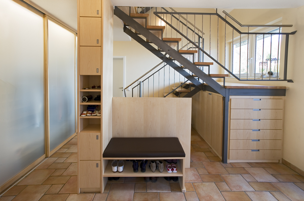 Использование пространства под лестницей: фото практичных решений