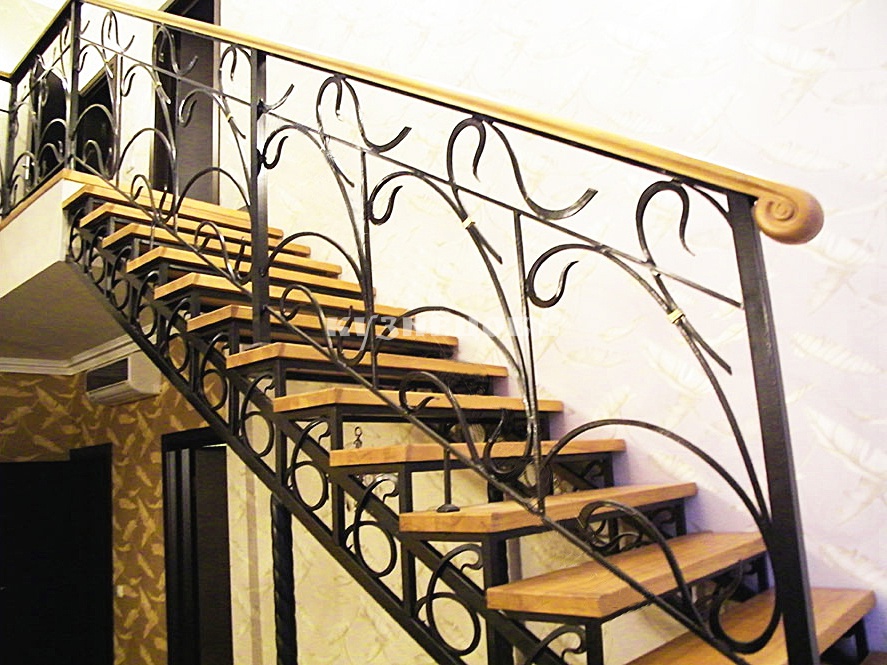 Виды кованых лестниц: на второй этаж, полувинтовые, маленькие и монолитные, ажурные и простые, полукруглые, внутренние и для улицы