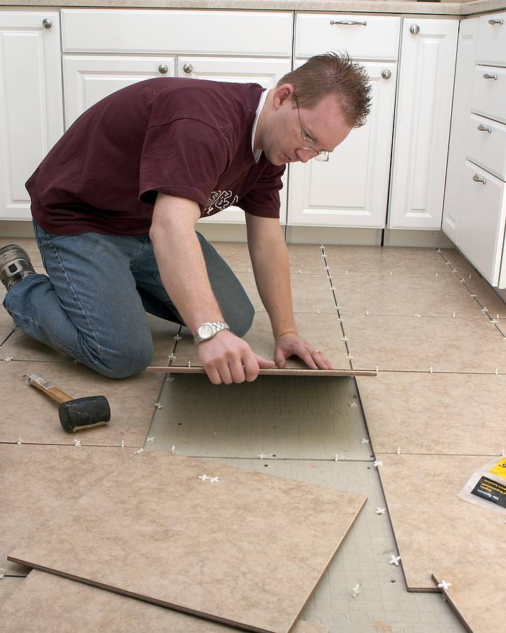 Укладка плитки на кухне на пол: как положить напольную плитку, как выложить, как укладывать, раскладка, подготовка на фото и видео