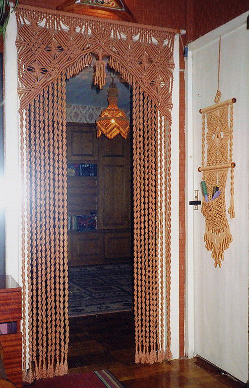 Декорирование проема шторами на дверь