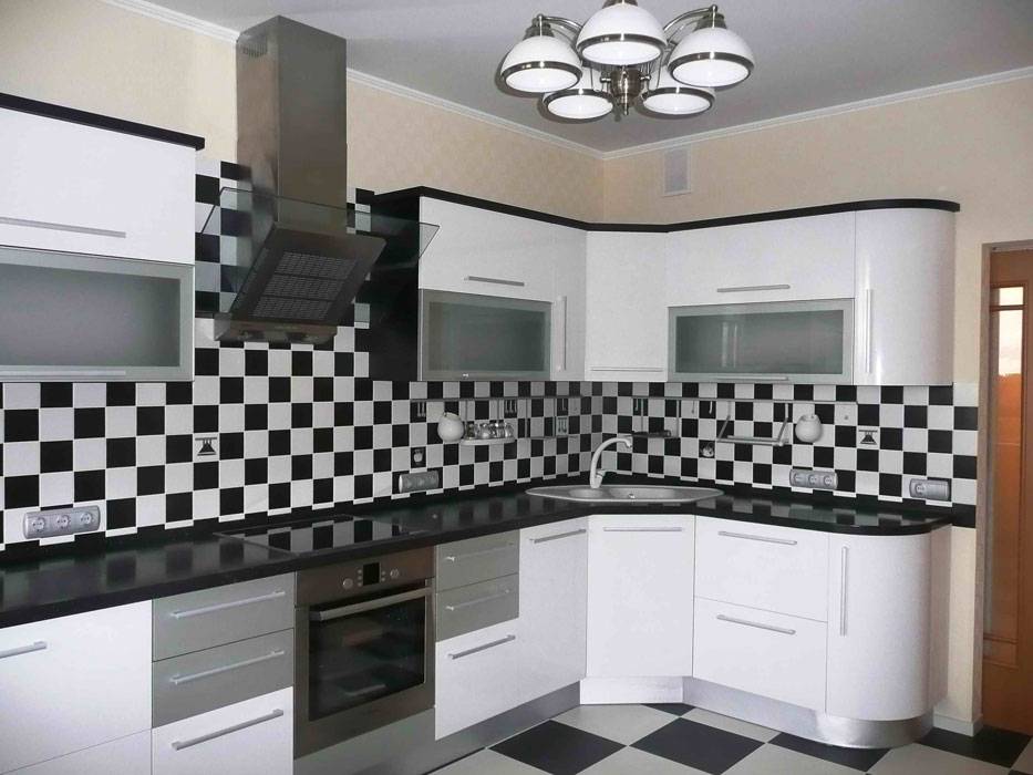Черно белая кухня плитка. Фартук для черно белой кухни. Черно белая кухня. Черно белая плитка. Черно белый кафель на кухне.