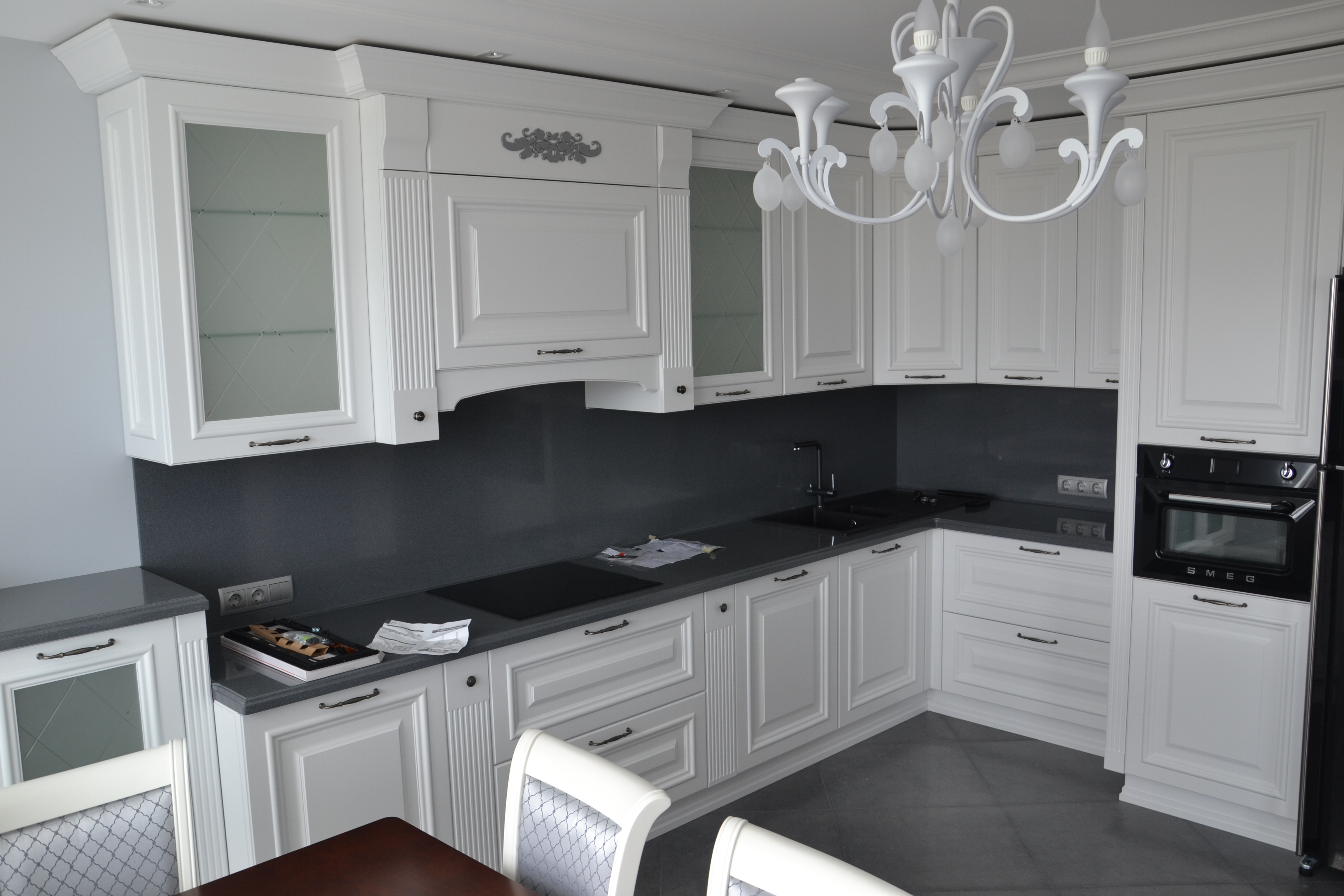 Кухня белая с черной столешницей угловая фото