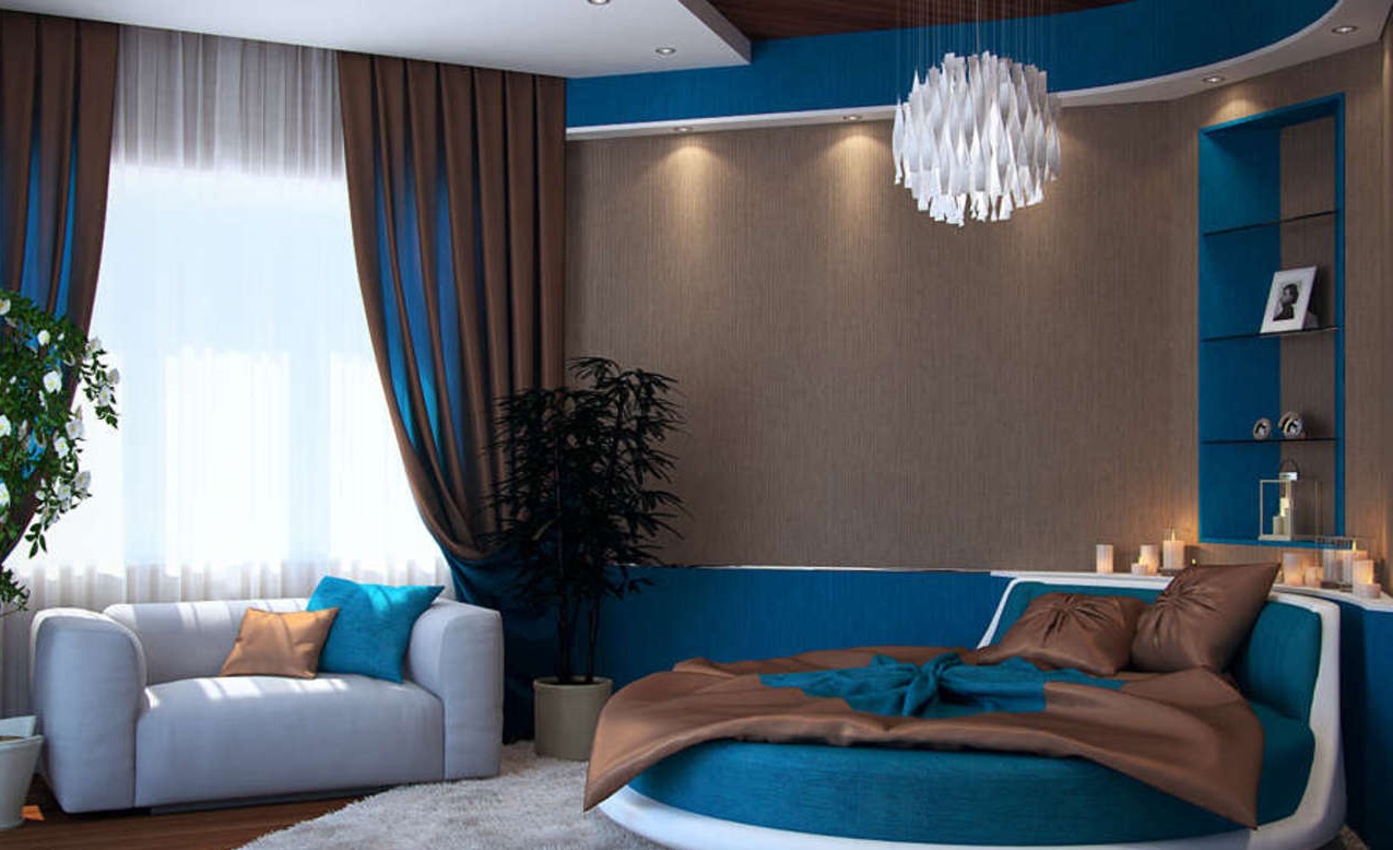 гостиная в коричневых тонах с синим диваном