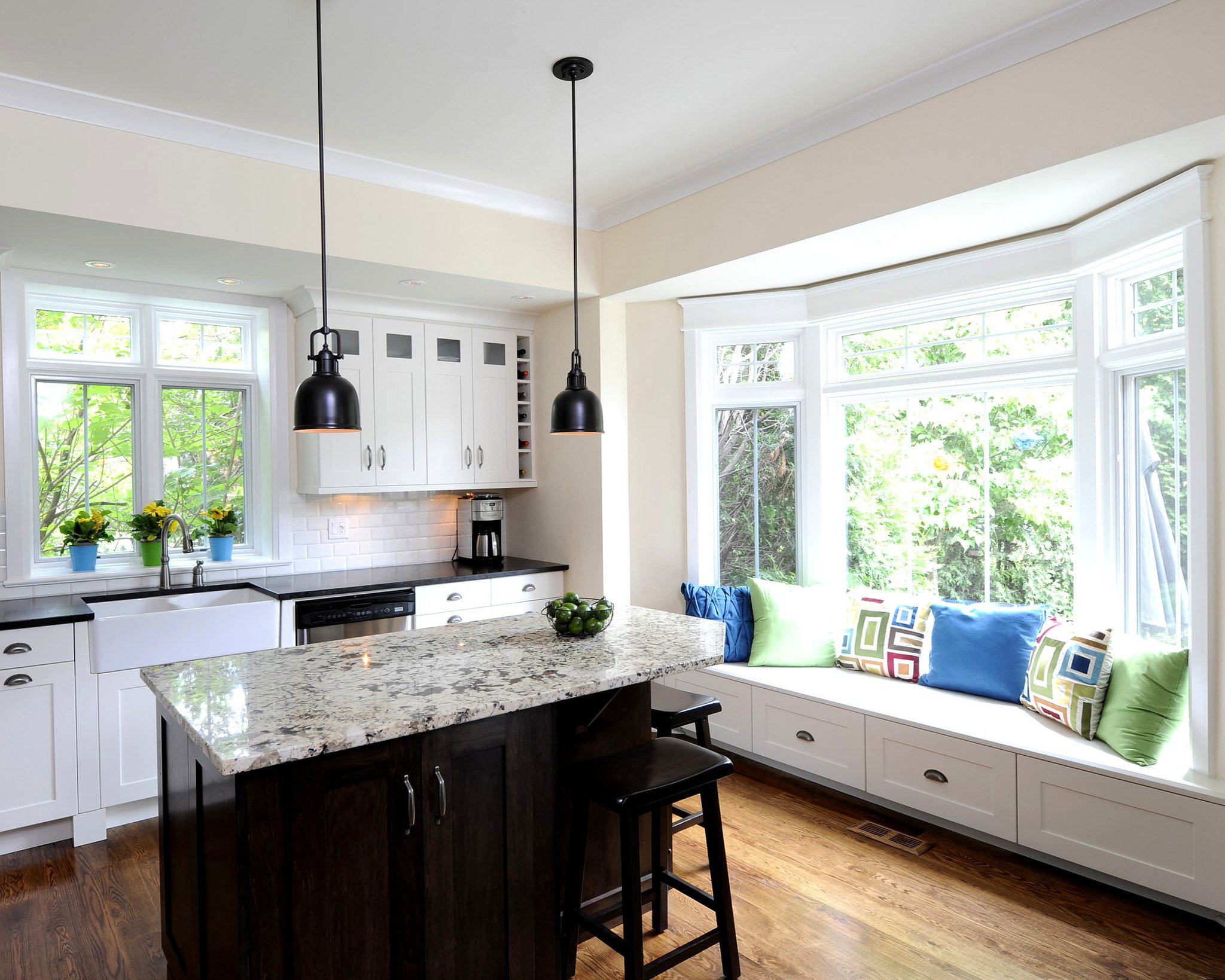 Дизайн кухни с окном – 38 фото в интерьере и нюансы оформления