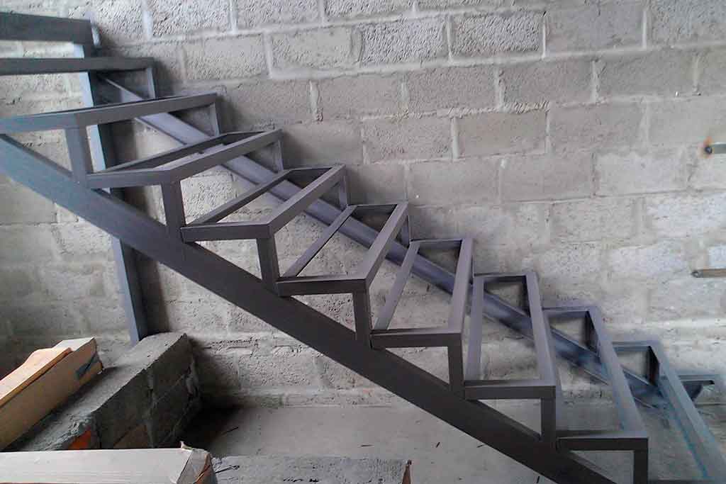 Сварка лестницы для дома из профильной трубы и уголка с металлическими и деревянными ступеньками