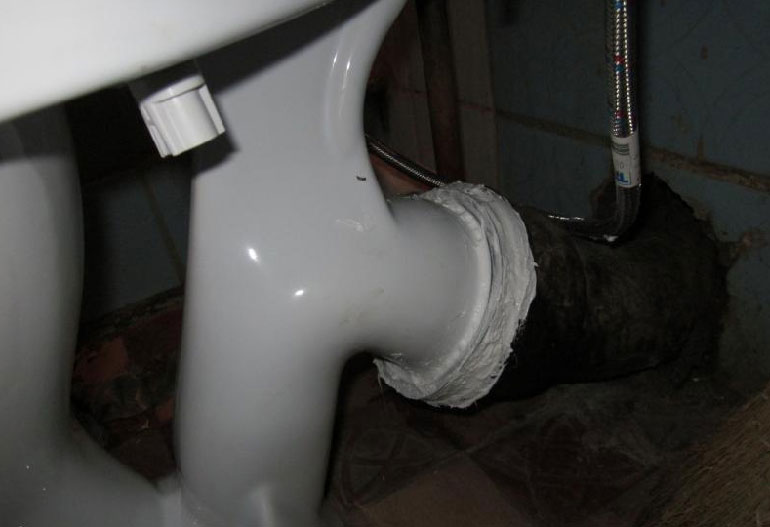 Как подключить унитаз к канализации? варианты креплений и принципы монтажа