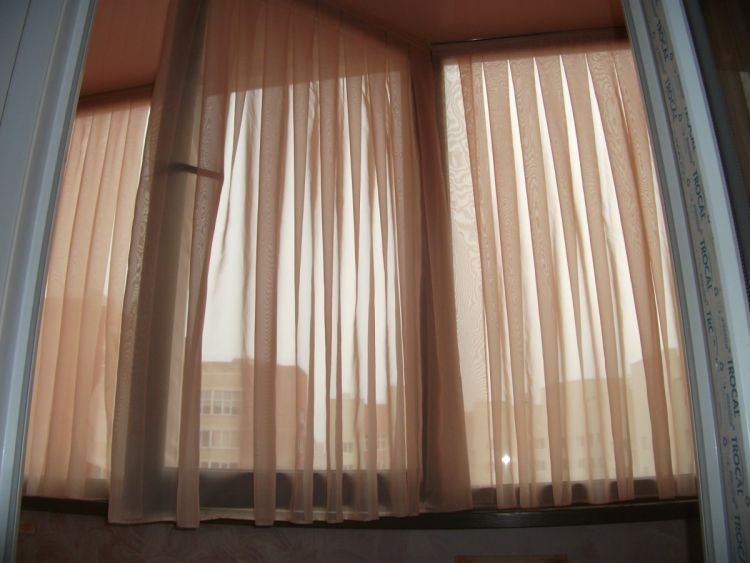Тюль на балкон: 3 вида материала, 5 способов повесить, лайфхаки по уходу