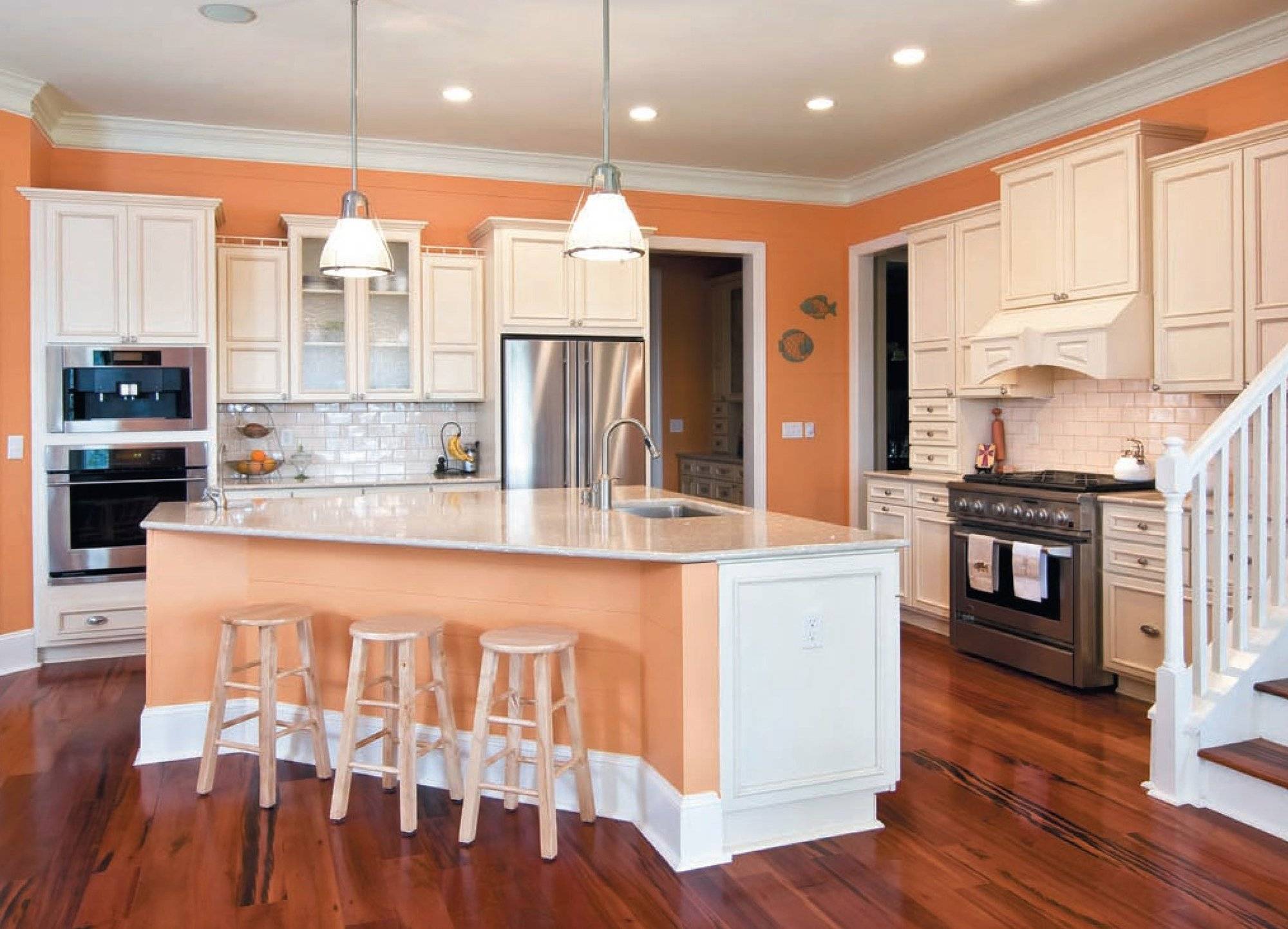 Персиковый цвет в интерьере: фон, обои, с чем сочетается нежные, яркие, светлые оттенки, для стен на кухне, фото, видео