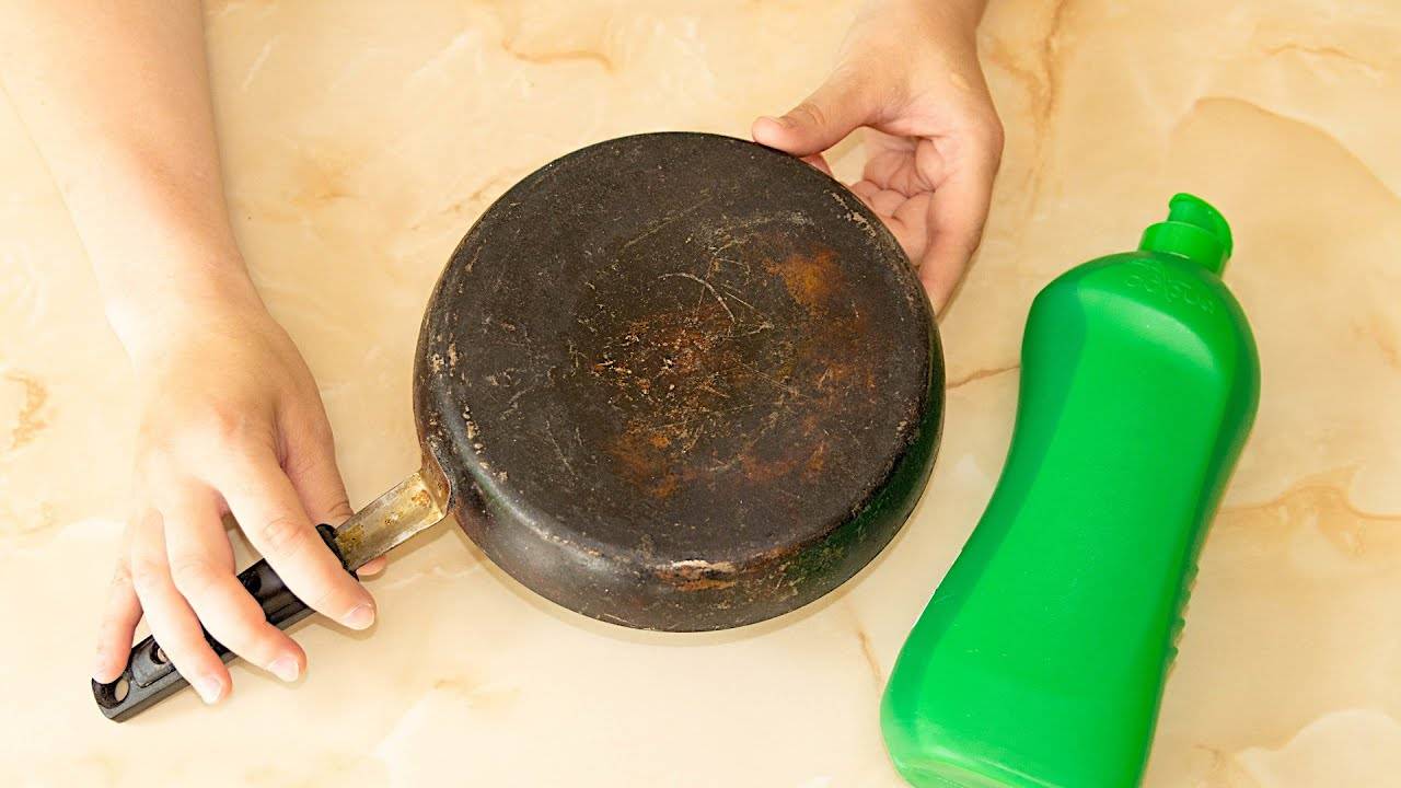 Чистка кастрюль и сковородок канцелярским клеем: обзор эффективных способов