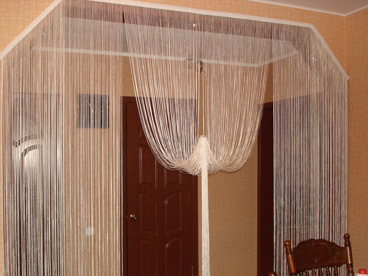Что такое кисея: нитяные шторы на кольцах в сочетании с тюлем и ламбрекенами на кухне и в зале, фото