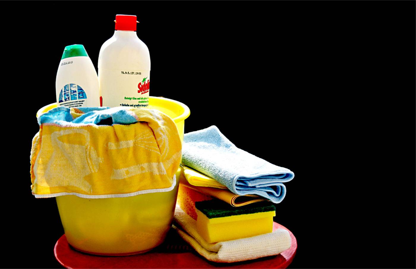 Избавьтесь от лишнего: чек-лист из 10 предметов, которых хватит для уборки дома