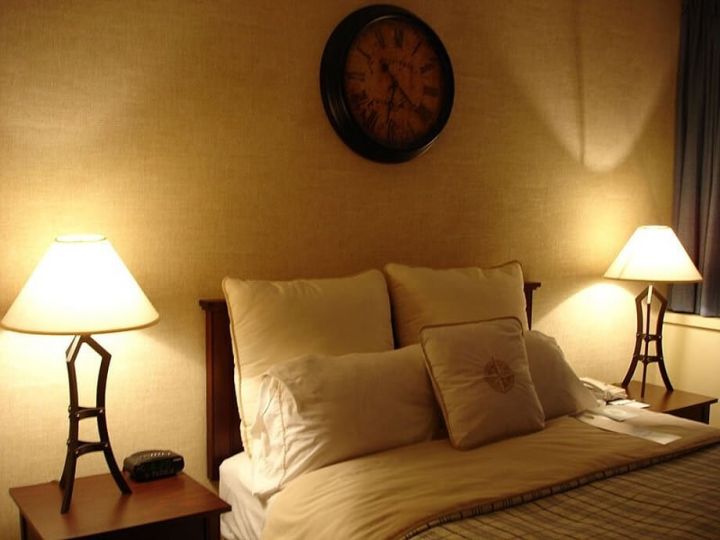 Настольные лампы для спальни: советы по выбору дизайна модели лампы и правила оформления спален