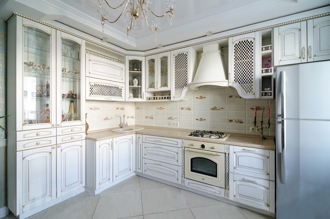 Классическая белая кухня зов из ясеня на 9 метрах с круглым столом на 4 персоны 15 фото