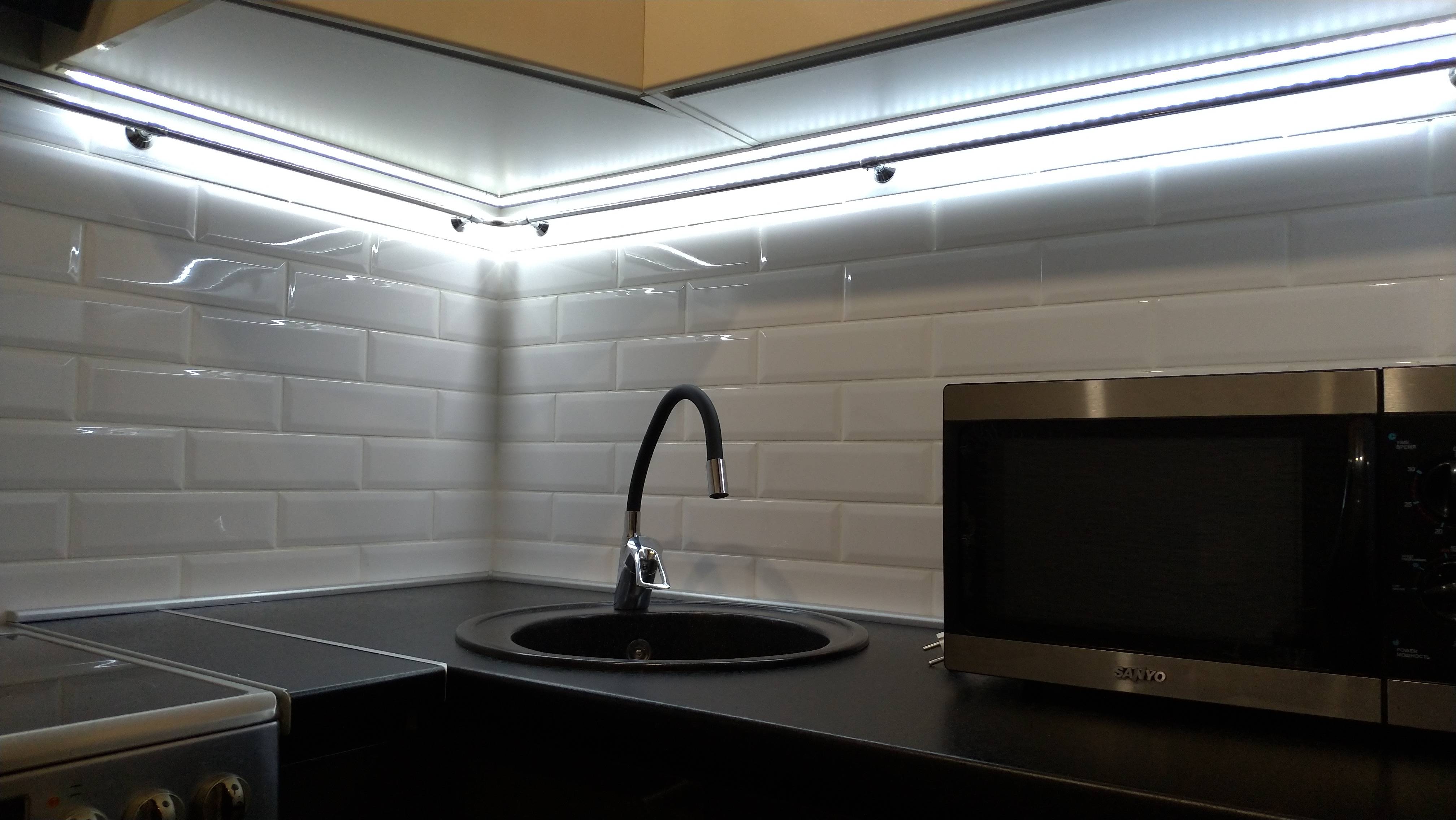 Cветодиодная подсветка под шкафы для кухни: секреты монтажа