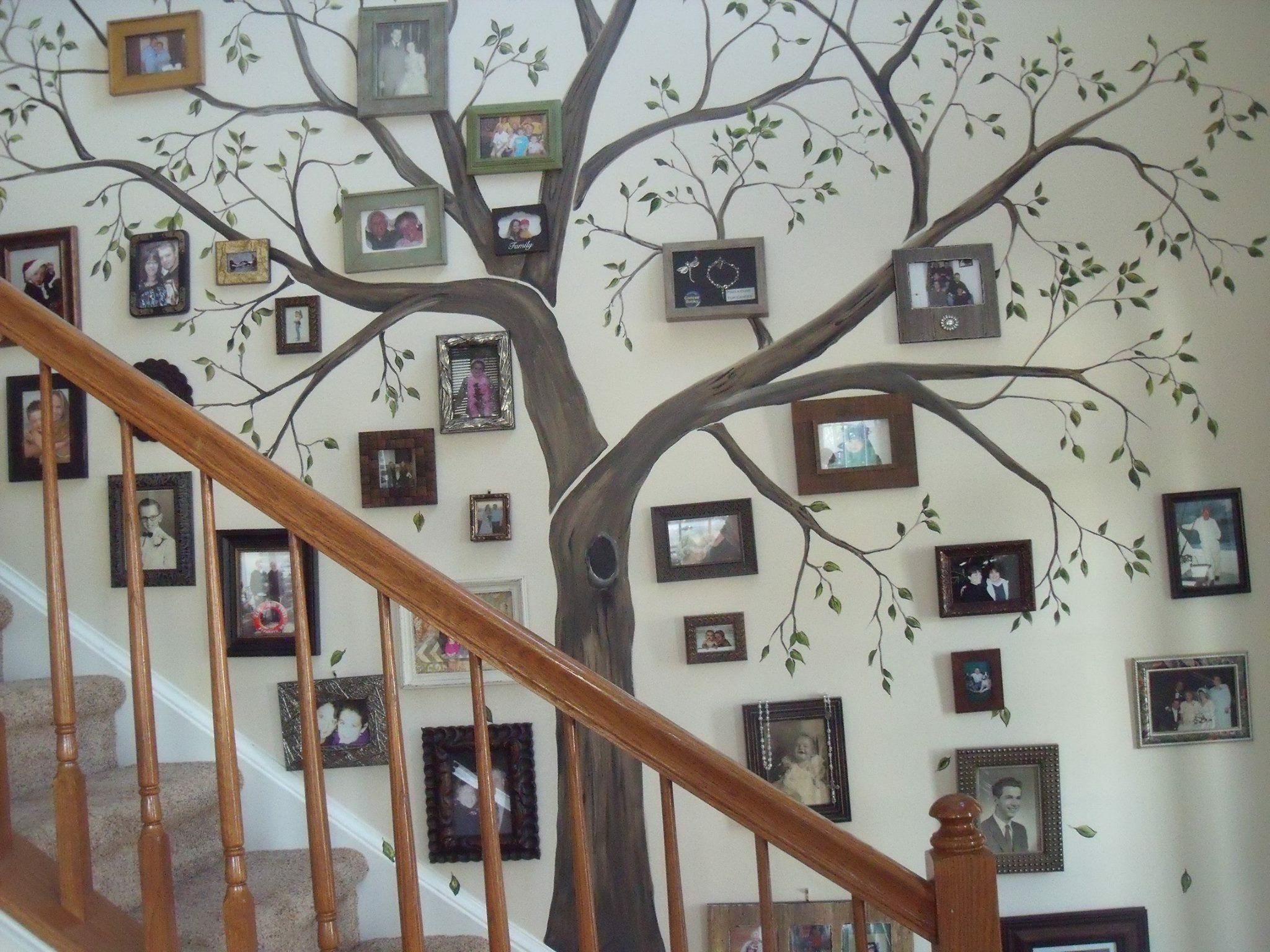 Деревья на стенах в качестве декора: шедевры из подручных средств