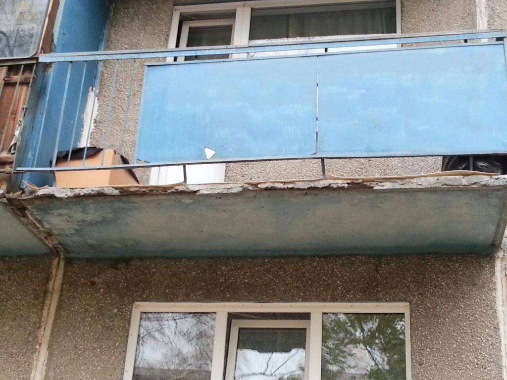 Ремонт балкона в аварийном состоянии, фото балконов до и после ремонта, рекомендации как усилить плиту балкона, варианты ремонта парапета и щелей | pomasteru.ru