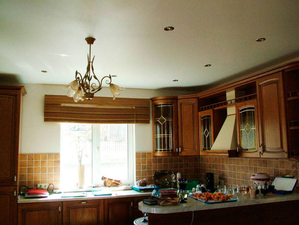 Тканевые натяжные потолки на кухне