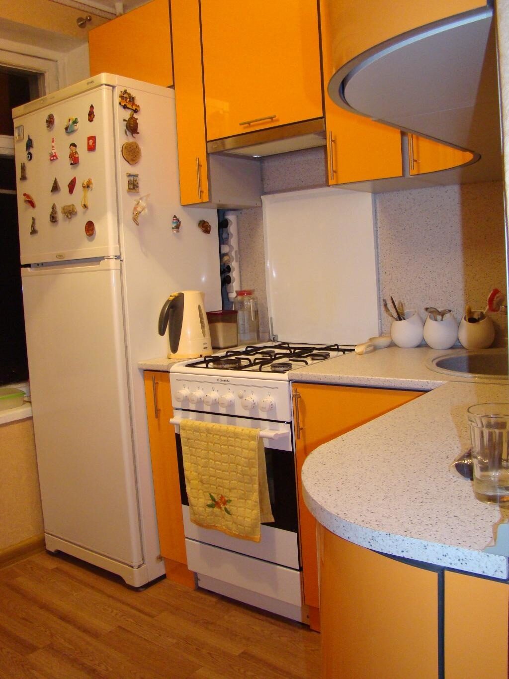 угловые кухни для маленькой кухни с газовой плитой