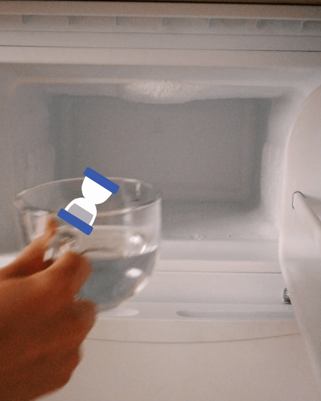 Почему течет холодильник: причина и что делать