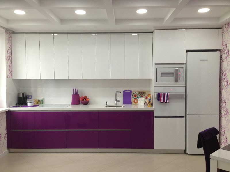 Дизайн прямой фиолетовой кухни 15 кв.м (7 фото)