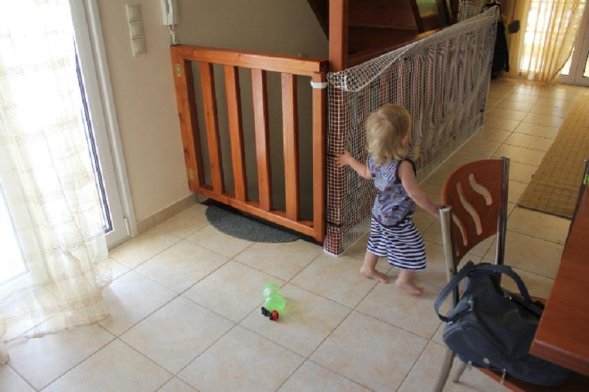 Особенности ворот безопасности для детей на лестницу