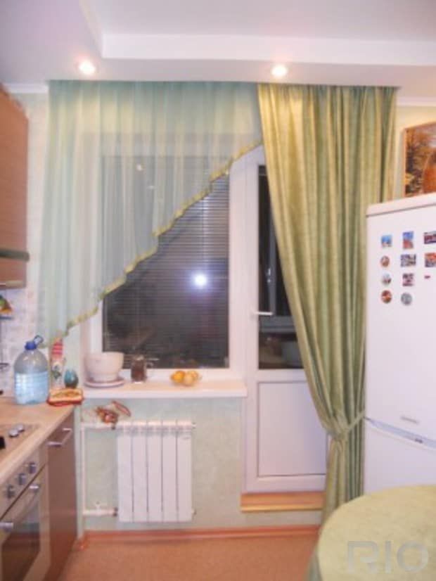 Оформление окна с балконной дверью на кухне: варианты дизайна, фото примеров