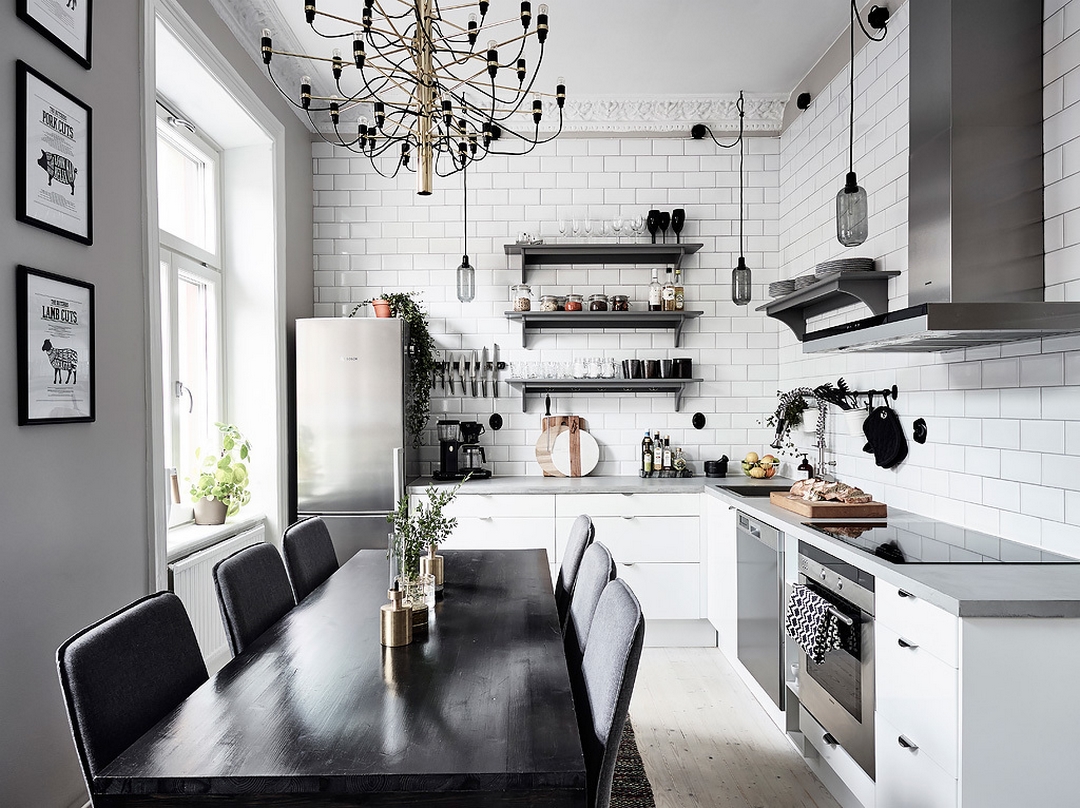 Дизайн белой кухни 7 кв. в скандинавском стиле. Черная стена и шахматный пол
