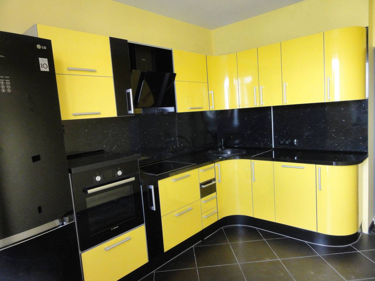 желтый кухонный гарнитур в интерьере фото