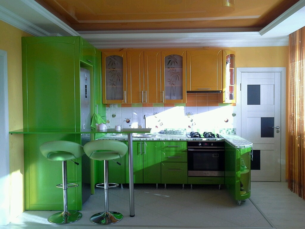Дизайн кухни в частном доме с окном: фото