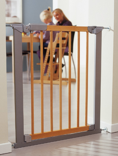 Калитка на лестницу от детей – как выбрать, установить и самостоятельно изготовить защитную конструкцию
