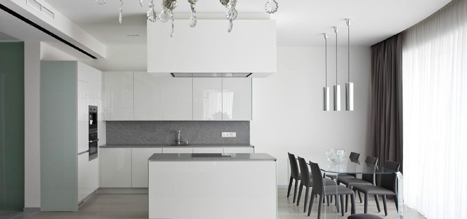 Дизайн белой кухни-гостиной в стиле минимализм. П-образный гарнитур (6 фото)