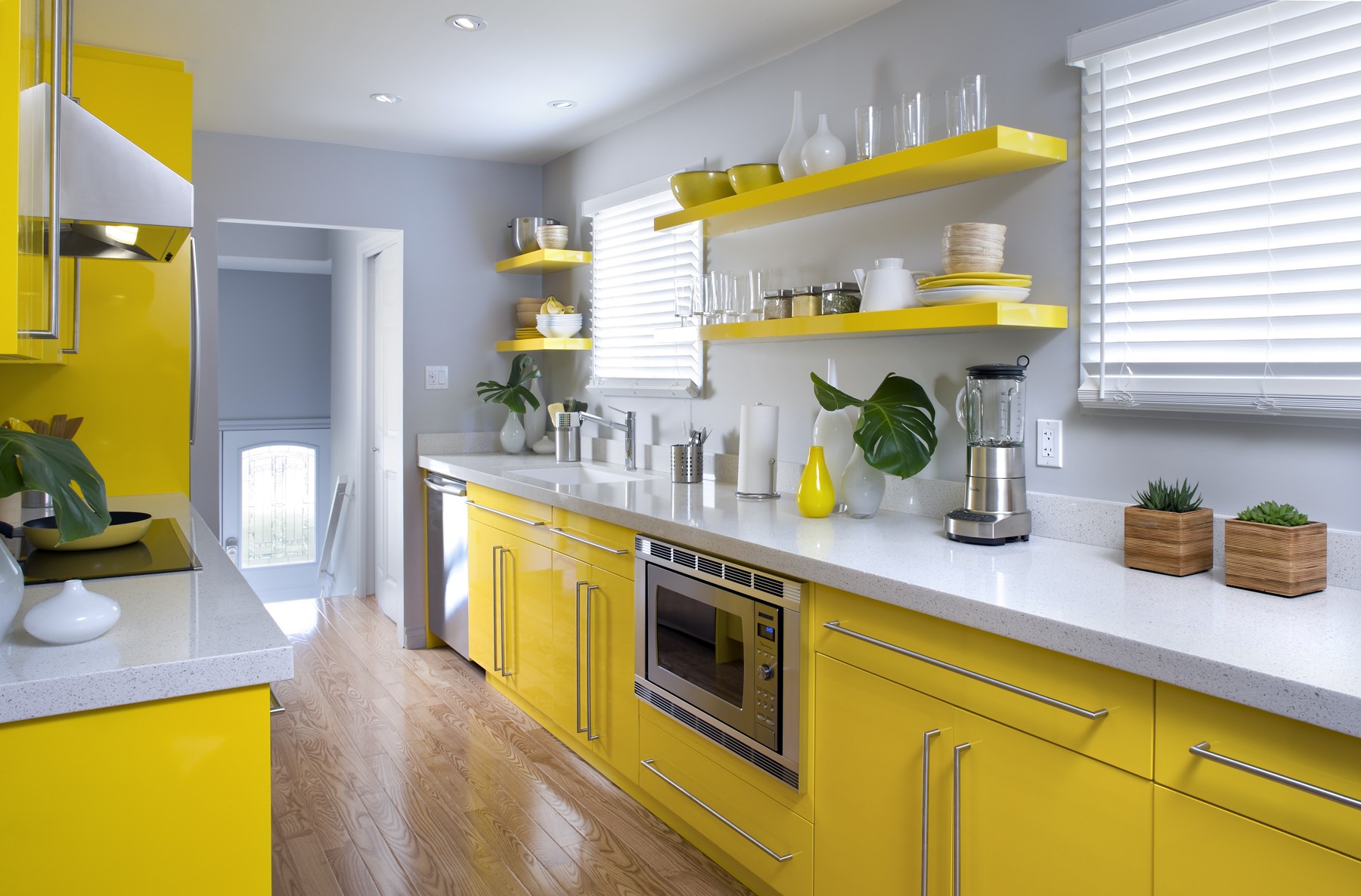 Желтые кухни: сочетание с 12 цветами, угловая, кухня-гостиная, фото в интерьере