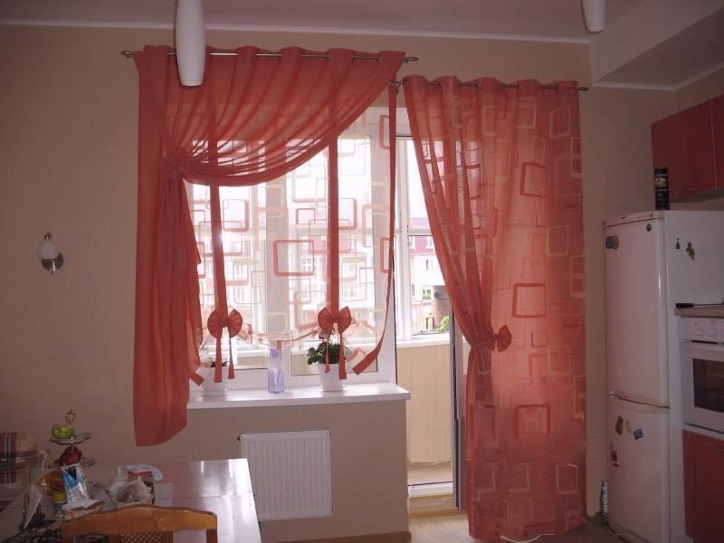 Фото шторы на окно с балконом на кухне