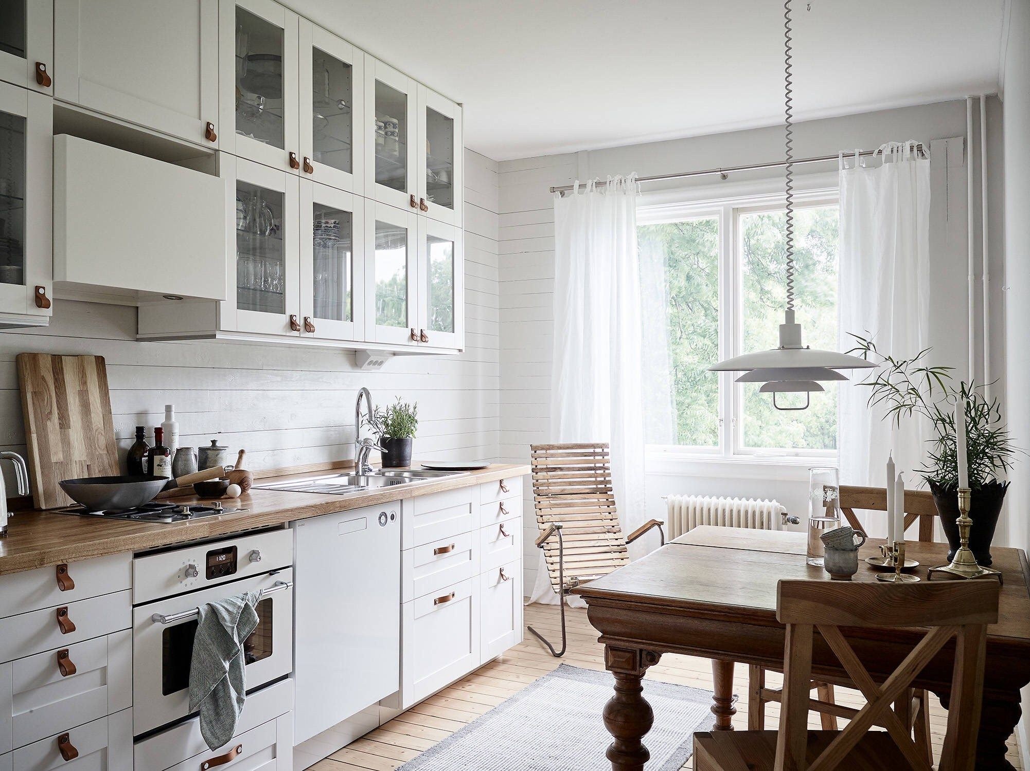 Дизайн кухни-гостиной в скандинавском стиле. солнечный интерьер для пасмурного климата