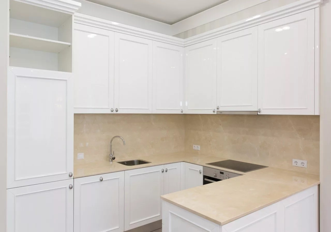 Белая кухня с белой столешницей (100 фото) - дизайн интерьера, красивые идеи