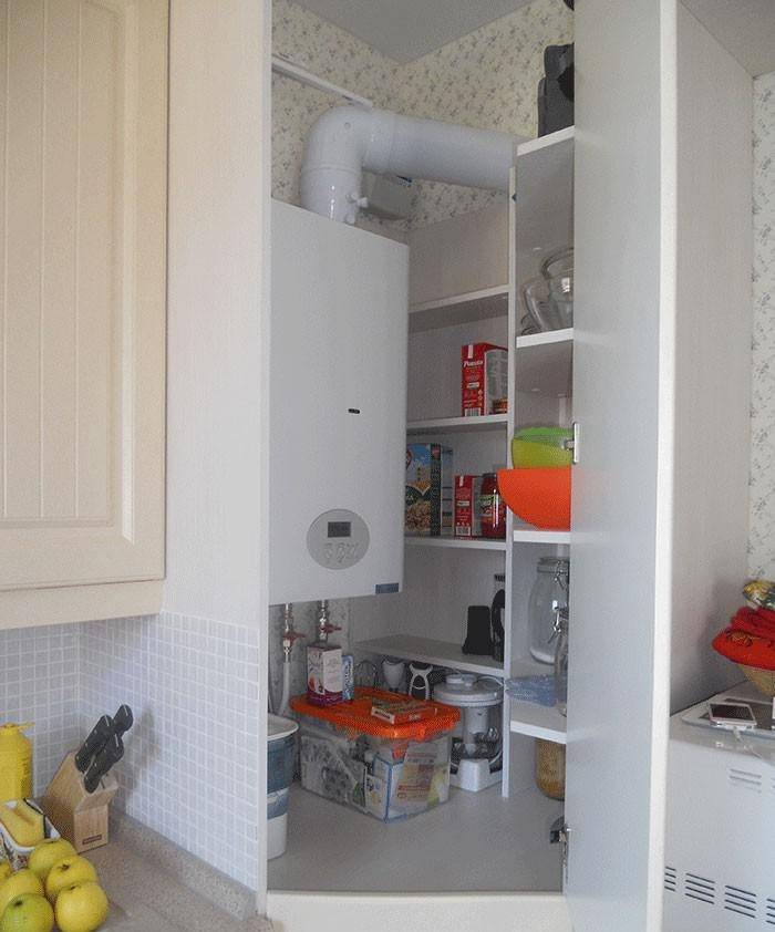 «Невидимый» газовый котел в интерьере кухни