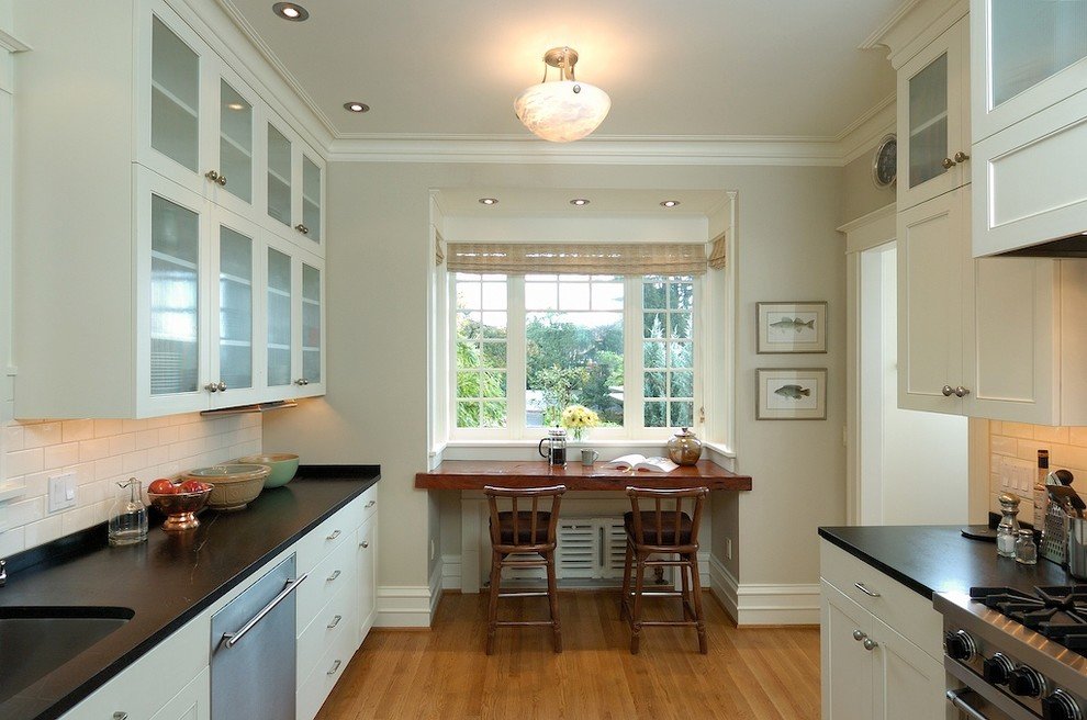 Кухня с окном — как оформить дизайн и где расположить кухонный гарнитур