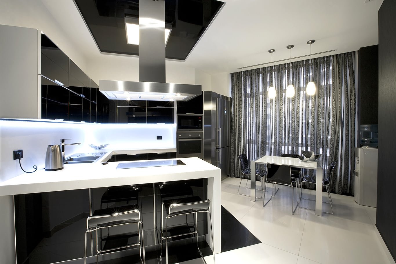 Дизайн интерьера черно-белой кухни