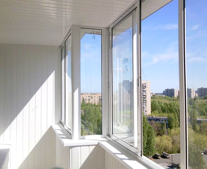 Выбираем остекление балкона: алюминий или пластик?