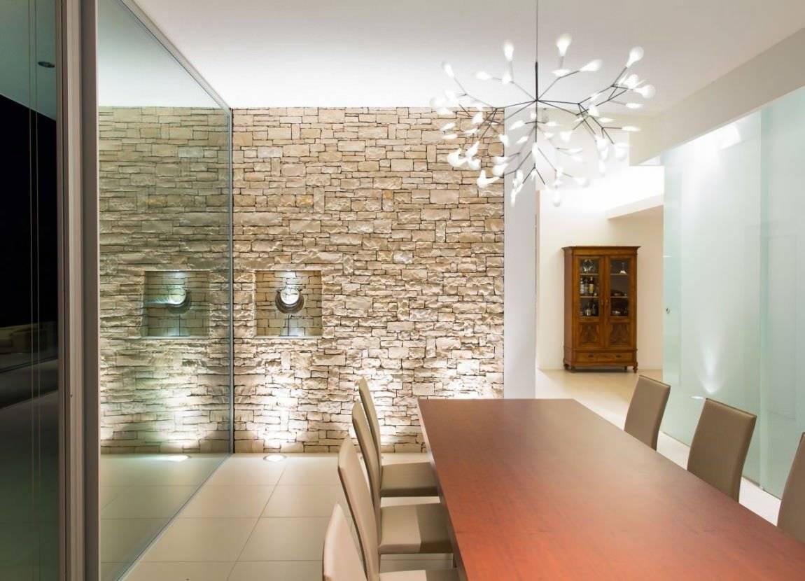 Декоративный камень на кухне: отделка в обеденной зоне, дизайн на стене в интерьере