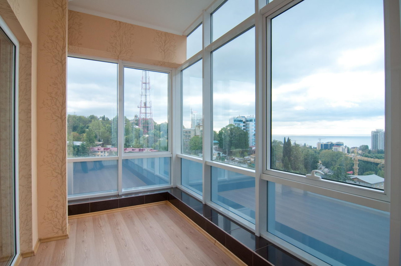 Панорамное остекление балкона: плюсы и минусы окон в пол