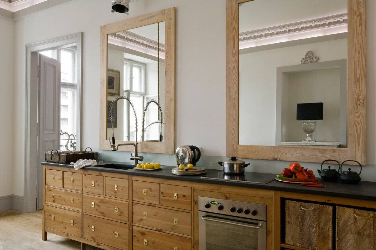 Зеркало на кухне: 7 способов размещения