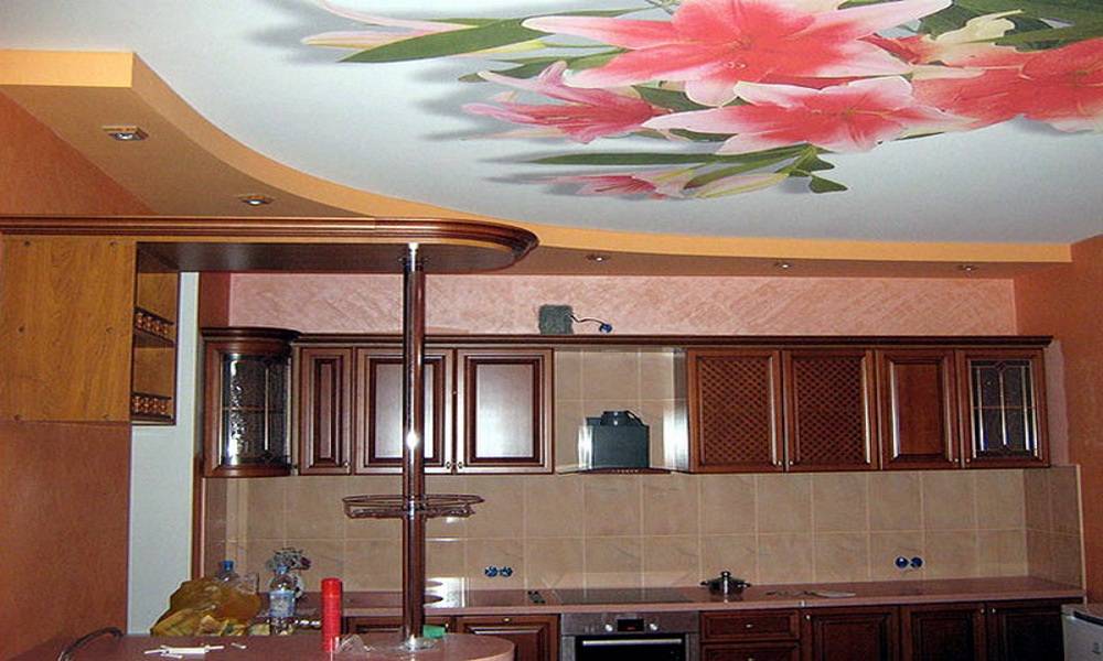 Натяжные потолки на кухне - плюсы и минусы