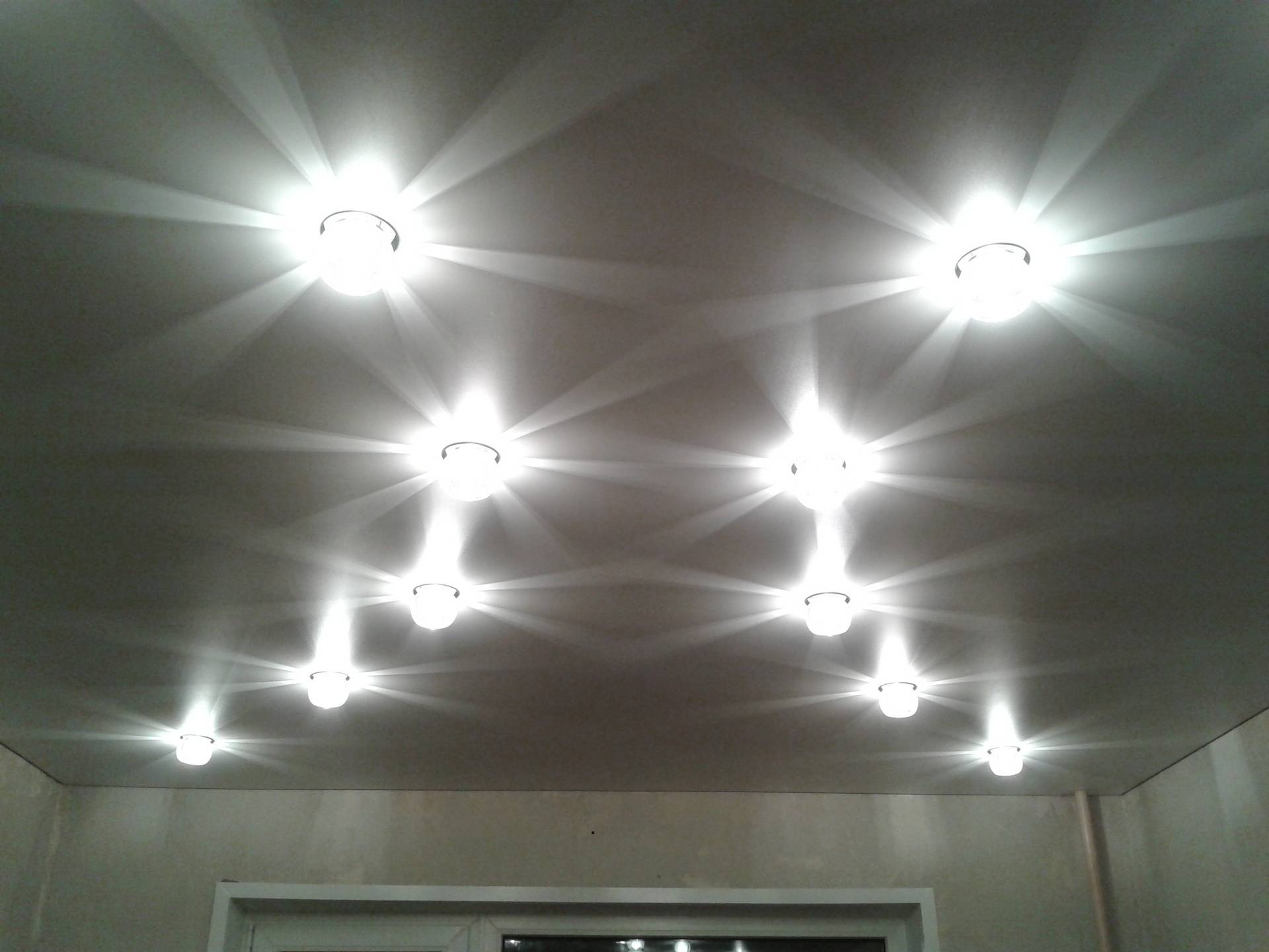 6 светильников на натяжном потолке фото