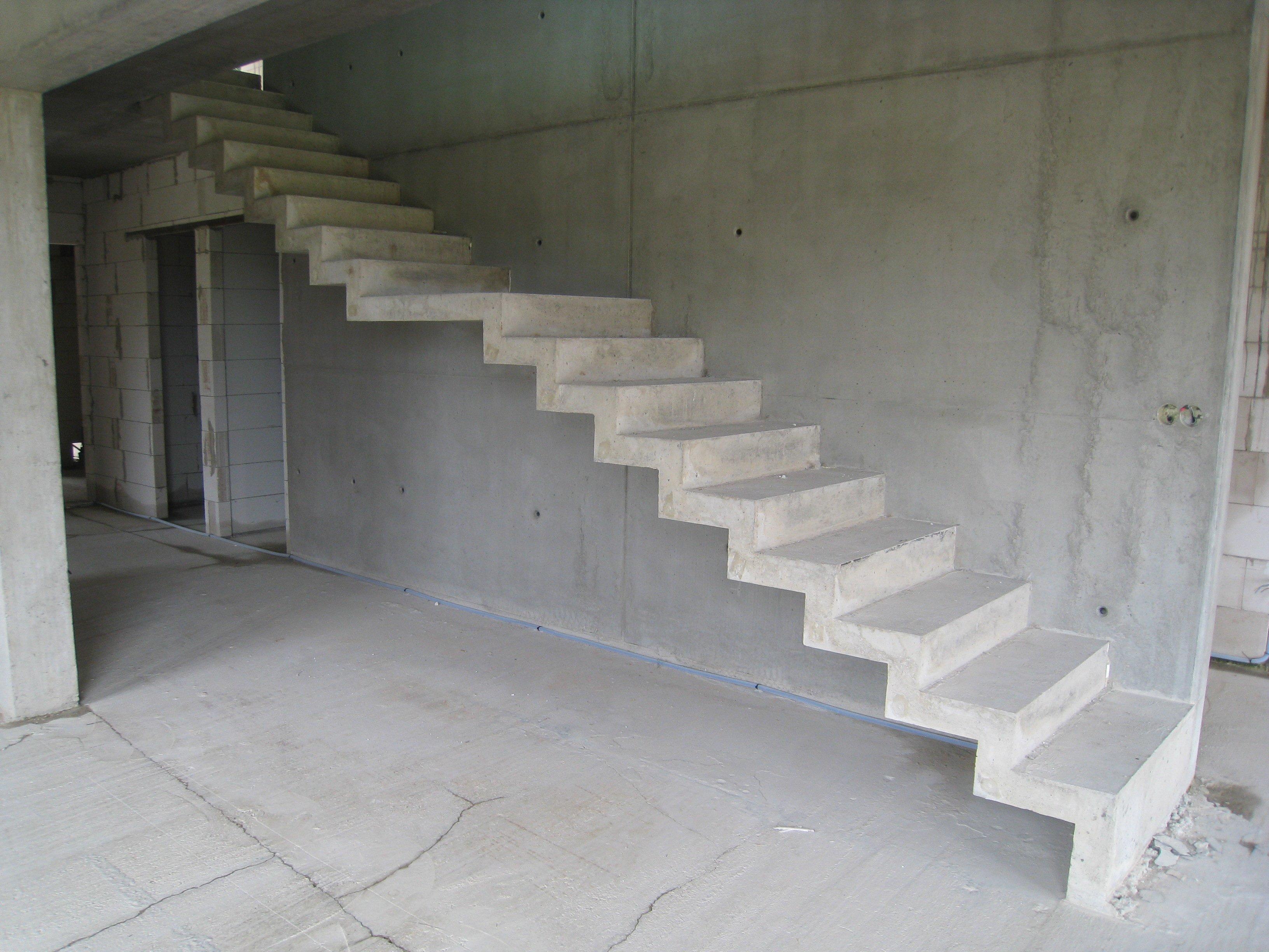 Ж б лестницы. Монолитные лестницы из бетона в частном доме на 2 этаж. Монолитный косоур. Лестница монолитная железобетонная 3300. Бетонная лестница монолит.