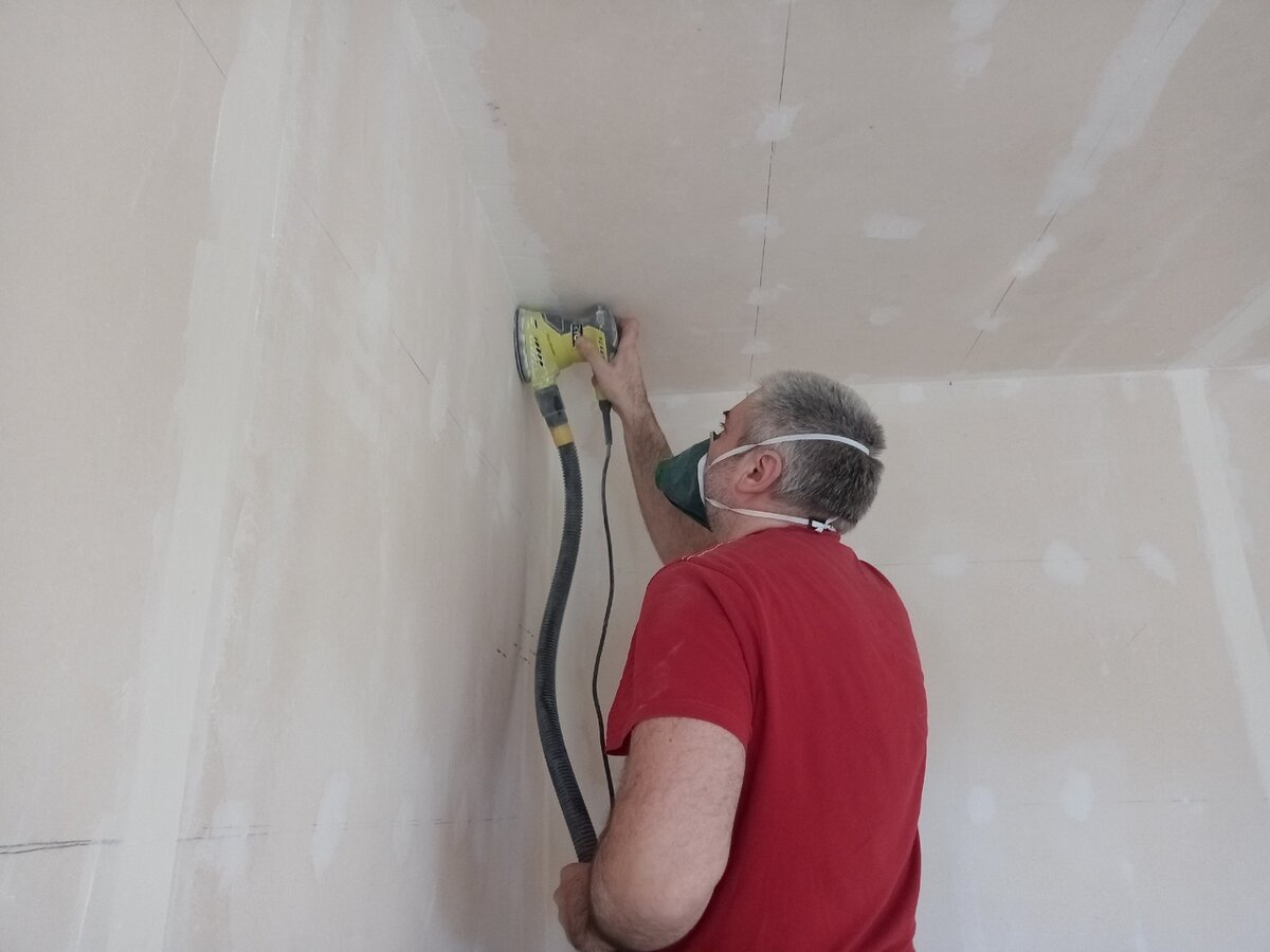 Как затирать шпаклевку на стенах и потолках?