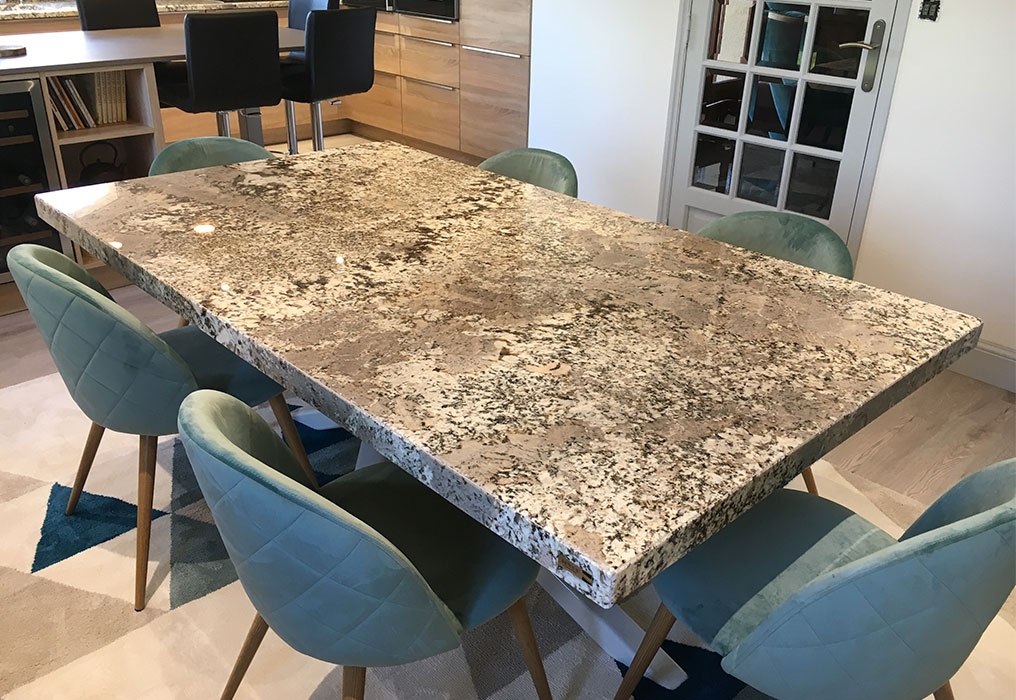 Каменные кухонные столы – фундаментальная основа интерьера