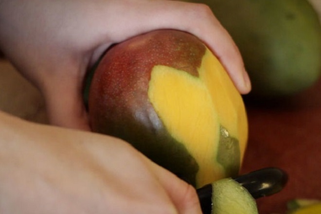 Как правильно разделать манго. Порезать манго. Как разрезать манго. Съела кожицу манго. Незрелое манго разрезали.