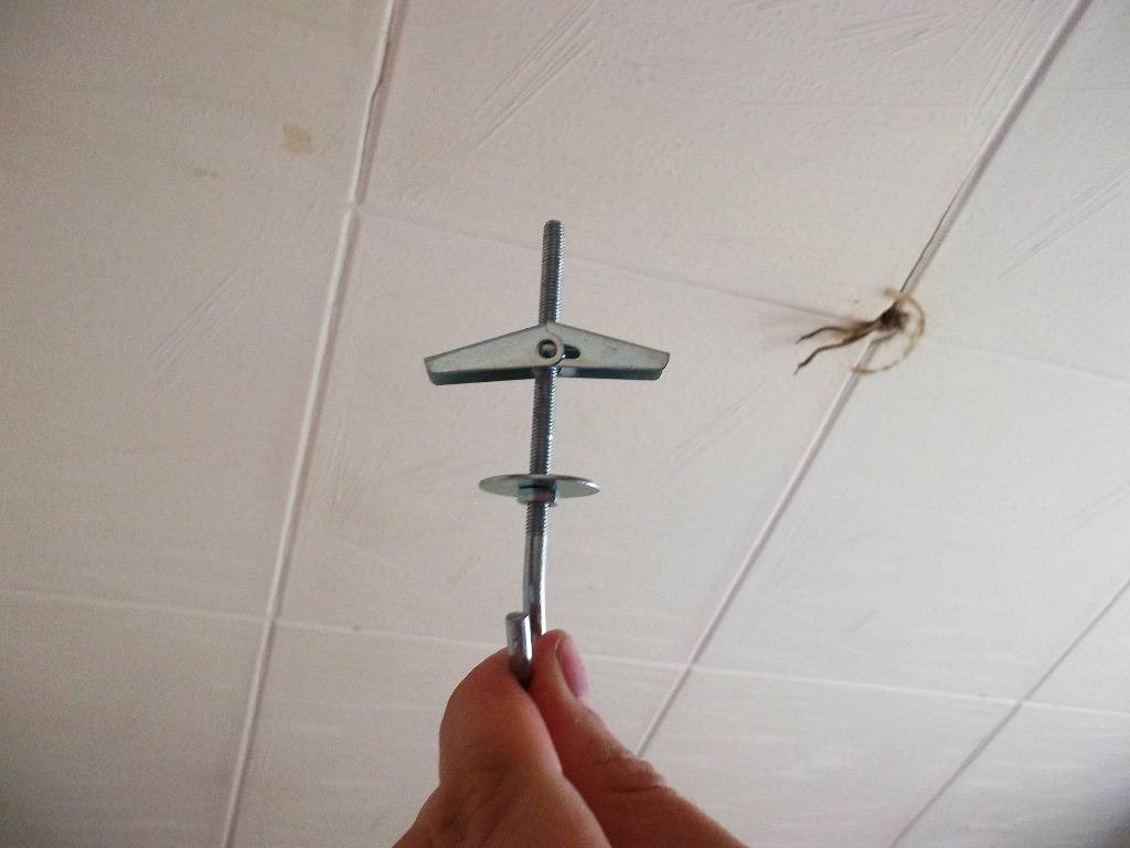 Люстра на потолок из гипсокартона: как повесить и выбрать