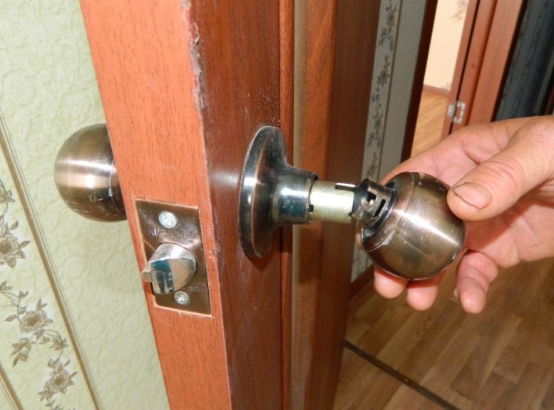 Замена ручки на входной металлической двери - интерьер и ремонт